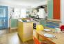 Esta cocina multicolor es un recordatorio de que nuestros espacios de vida pueden ser funcionales y divertidos.