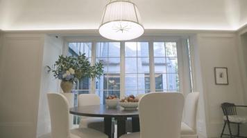 Whittney Parkinsons kök i hela vårt hem 2022 inspirerades av en vägg av fönster