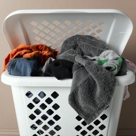 धुलाई से भरी कपड़े धोने की टोकरी, क्लोज-अप