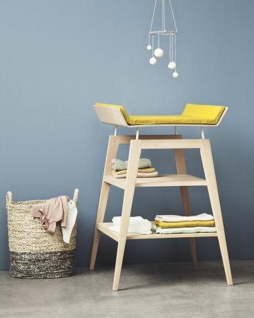 Žuti i drveni stol za presvlačenje