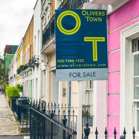 Pārdod māju uz krāsainas ielas Kamdenā, Londonā