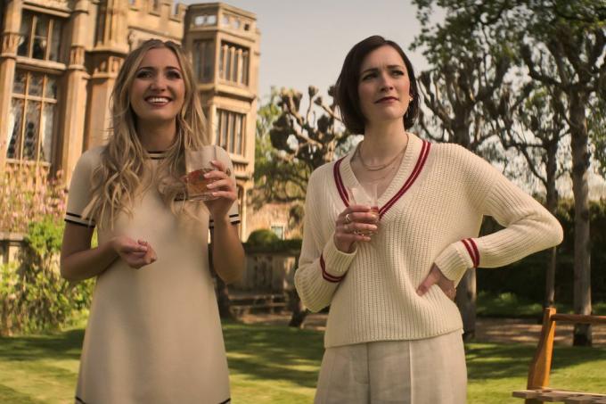 you l to r tilly keeper as lady phoebe, charlotte ritchie as kate in 에피소드 404 in cr 호의: netflix © 2022