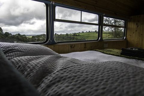 Bo i en ombygget vintage dobbeltdækkerbus i det walisiske landskab