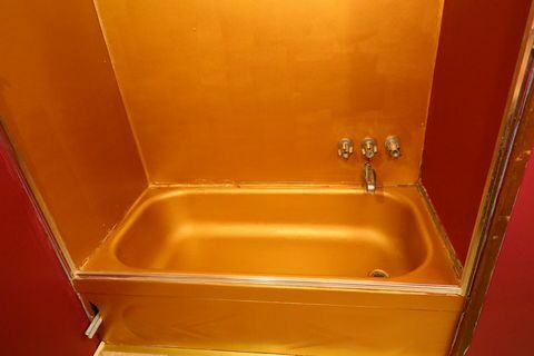 Золотая ванна с аукциона по продаже передвижных домов Элвиса Пресли