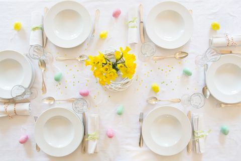 Table de Pâques dressée avec bouquet de jonquilles