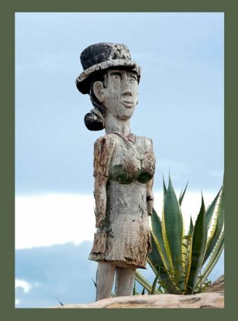 szobor, kilátással a növényzetre és a sziklaalakzatra, valamint a park, Madagaszkár, Isalo nemzeti park homokkőtömege