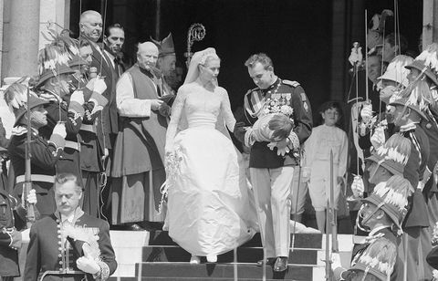 Grace Kelly și prințul Rainier ieșind din catedrală