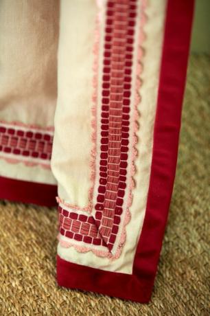 et rød- og hvidstribet slips