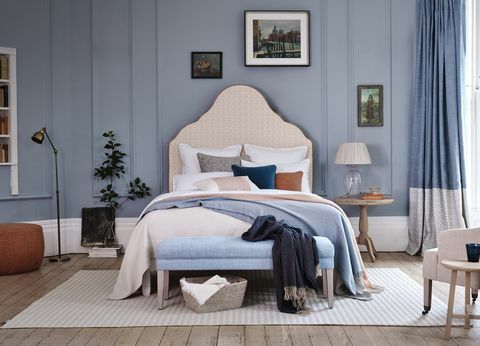 clemmie polstret sengegavl, neptun, linblå og brent sienna soveromsopplegg