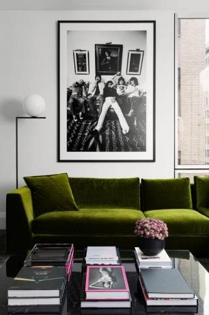 stue, grønn sofa, salongbord, salongbordbøker, svart og hvitt veggtrykk