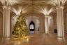 사진에서 Windsor Castle의 2020년 크리스마스 장식 및 트리 보기