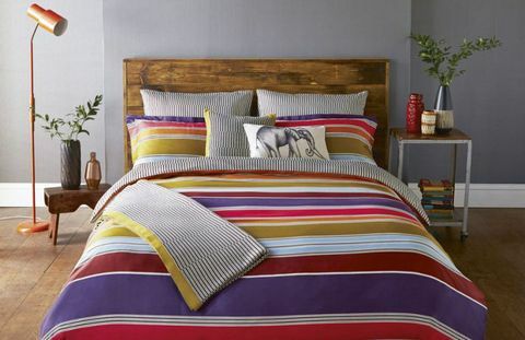 Rum, belysning, gul, säng, inredningsdesign, trä, sängkläder, textil, möbler, röd, 