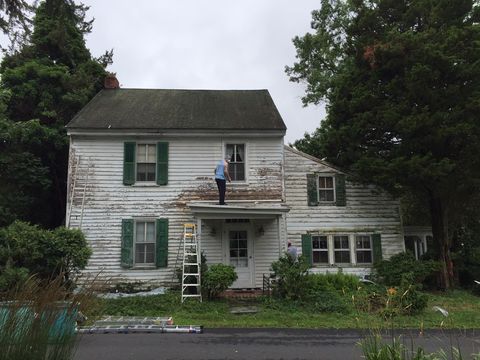 двойка ремонтира разрушения дом на съседа