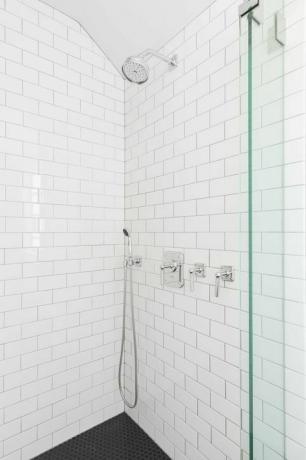 біла плитка метро в душовій, срібні змішувачі