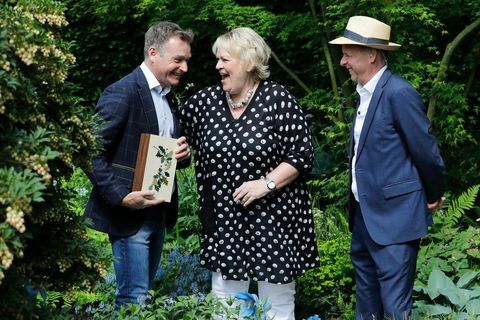 „Chelsea Flower Show 2018“ sodo dizaineriui Chrisui Beardshawui įteiktas apdovanojimas už geriausią parodų sodą.