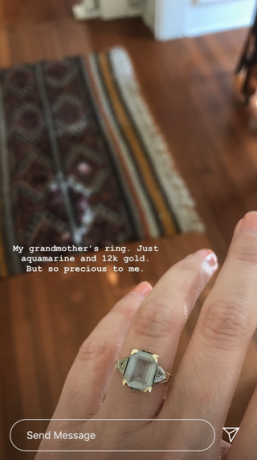 close-up van de hand met aquamarijn en 12k gouden ring aan ringvinger