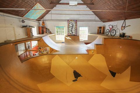 prerobená dedinská hala s vlastným skateparkom je na predaj v norfolku