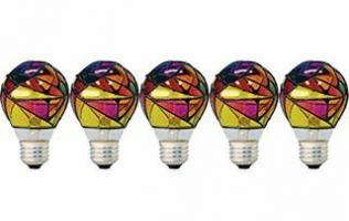 Queste lampadine virali in vetro colorato sono disponibili su Amazon