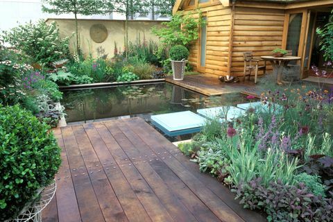 Aiuta il design del giardino invecchiato di Mark Gregory, Chelsea Flower Show 2003
