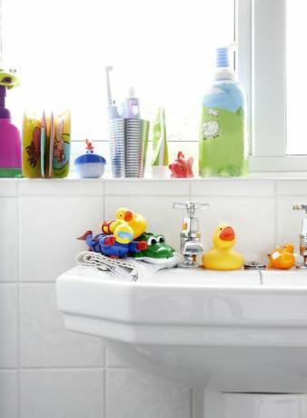 vonios kambarys su higienos reikmenimis ir priedais