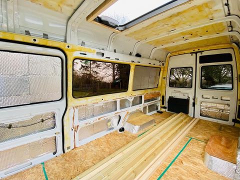 une femme transforme un vieux minibus en camping-car élégant