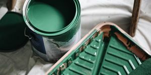 vista de ángulo alto de la lata de pintura verde en casa