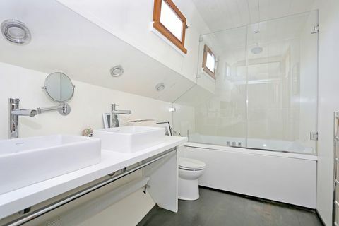 مساحة حمام عائلية - منزل عائم للبيع