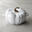 Staub's Pumpkin Pot er til salgs på Williams Sonoma, Bed Bath & Beyond, og mer