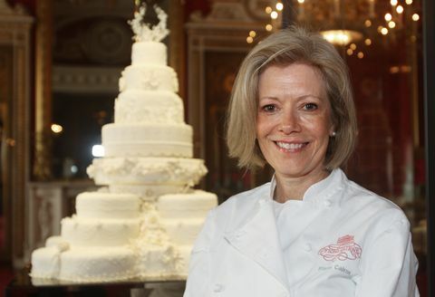 Дизайнерката на торти Фиона Кърнс позира с тортата, която е създала за херцога и херцогинята на Сватбата на Кеймбридж, която ще бъде изложена в Бъкингамския дворец преди годишното лятно откриване 22 юли 2011 г.