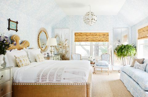 colleen bashaw kamar tidur utama linen putih wallpaper biru muda