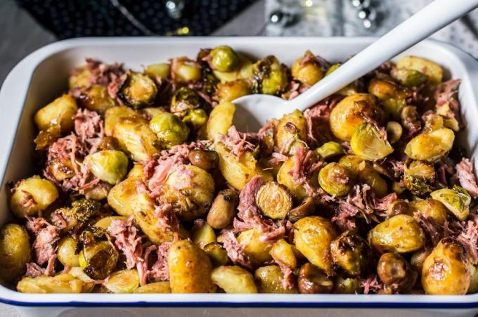 Cartofi, varză de Bruxelles și tăviță de șuncă mărunțită Coaceți cu castane - rețetă de Spuds de sezon