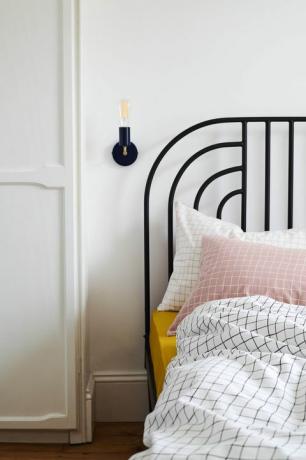 Džona Lūisa stilīga guļamistaba ar svītrainām palagiem