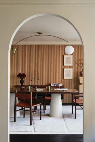 une salle à manger avec une table et des chaises