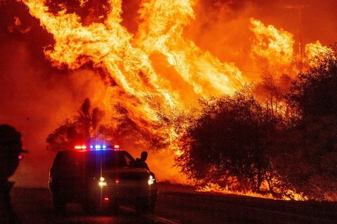 9월 9일 캘리포니아 오로빌에서 곰 화재가 발생하는 동안 불이 계속 확산되면서 법 집행관이 화염이 공중으로 발사되는 것을 지켜보고 있다. 2020년 위험한 건조한 바람은 수백 명이 헬리콥터로 대피하고 수십 명이 대피하면서 캘리포니아 기록을 깨는 산불과 새로운 불길을 일으켰습니다. 수천 명의 사람들이 미국 서부 전역의 정전으로 어둠에 빠졌습니다. 사진 제공: josh edelson afp 사진: josh edelsonafp: getty 이미지