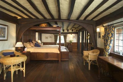 Venkovská ložnice s dřevěnými trámy