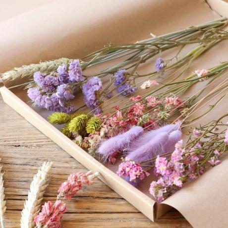 Savvaļas ziedu pasteļtoņu griezti žāvēti ziedi pastkastītes dāvana
