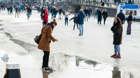 दर्जनों लोग एम्सटर्डम नहरों पर स्केटिंग कर रहे हैं