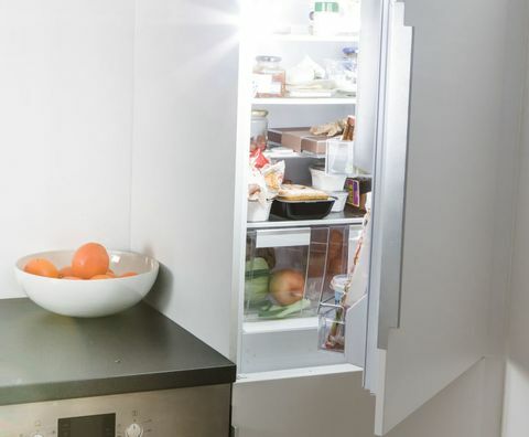 Модерна кухня, отворен хладилник и светлина