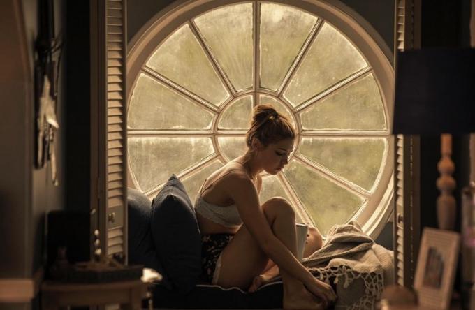 mergina prie lango