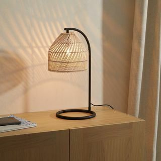 Lámpara de mesa Java Overreach, ratán natural