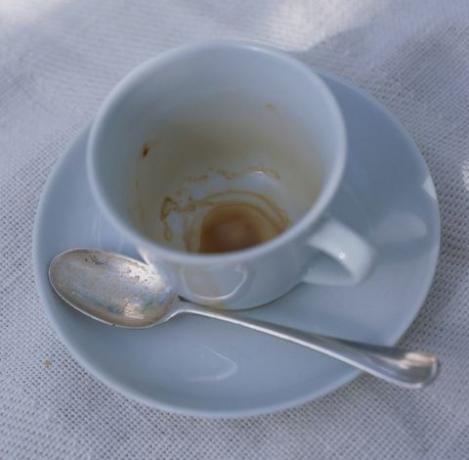 Празна шоља кафе са мрљама