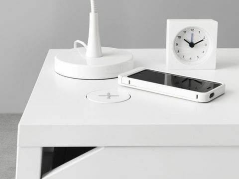 „Ikea Selje“ naktinis stalas su belaidžiu įkrovikliu