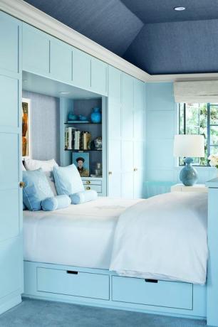 Azul, Habitación, Cama, Ropa de cama, Diseño de interiores, Propiedad, Pared, Textil, Dormitorio, Sábana, 