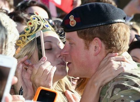 Prins Harry får kys fra offentligheden