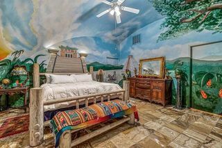 カラフルな壁画のある家具付きのドーム型の部屋