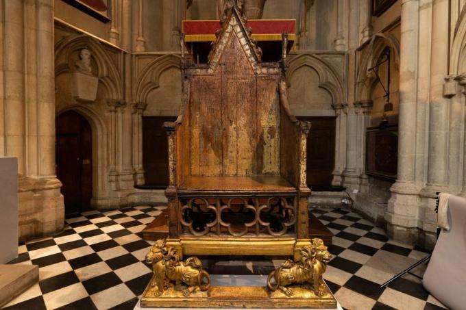η καρέκλα στέψης, επίσης γνωστή ως καρέκλα του Αγίου Έντουαρντς ή καρέκλα του βασιλιά Έντουαρντς, απεικονίζεται μέσα στο αβαείο του Γουέστμινστερ στο Λονδίνο στις 12 Απριλίου 2023, κατά τη διάρκεια μιας προεπισκόπησης ενόψει της στέψης του βασιλιά Καρόλου Γ' προετοιμασίες για τη στέψη του Καρόλου στις 6 Μαΐου στο αβαείο του Γουέστμινστερ, που θα παρευρεθεί αξιωματούχοι από όλο τον κόσμο και τους παρακολούθησαν δισεκατομμύρια, συνεχίζουν να συγκεντρώνουν ρυθμό φωτογραφία από τον dan kitwood pool afp φωτογραφία από τον dan kitwoodpoolafp μέσω εικόνες Getty