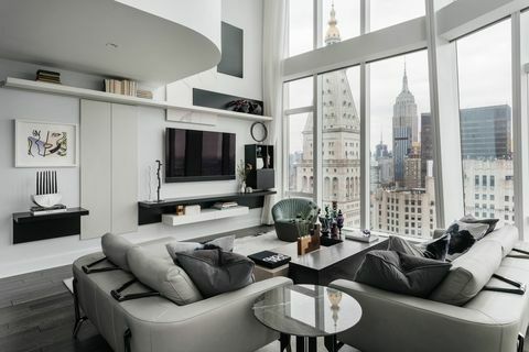 شقة بيضاء ، تشطيبات سوداء ، أريكة رمادية ، مدينة نيويورك ، مدينة نيويورك