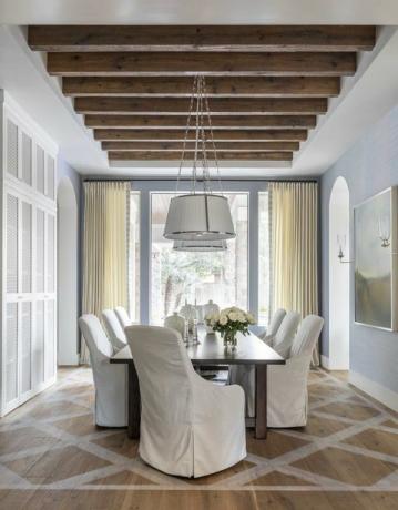 spisestue, hvidt og brunt gulv, hvide overdækkede spisestole