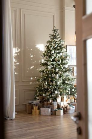 veľký vianočný stromček s vianočnými darčekmi na slnku