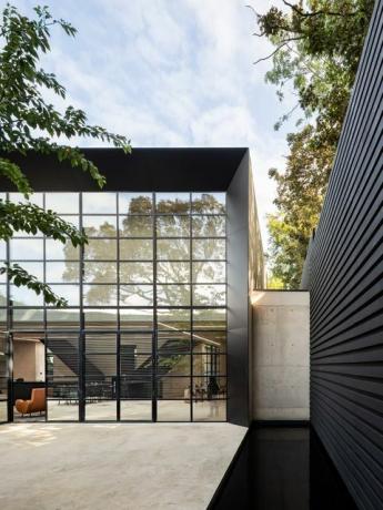 Отличеният с награди RIBA дом се продава в Уоруик за 2,5 милиона паунда